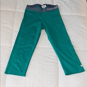 NIKE PRO CAPRI LEGGINGS
